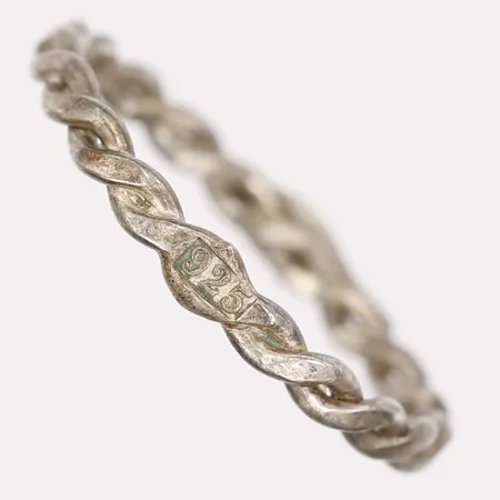 Ring, stl 16¾, bredd 2mm, 925/1000 silver Vikt: 0,9 g