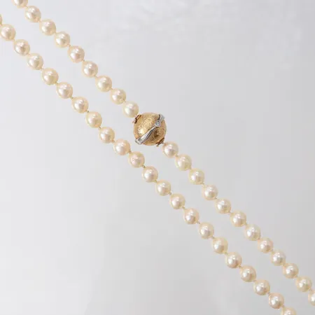 Pärlcollier med odlade pärlor, längd ca 67mm, Ø6,8mm, lås i 14K samt diamanter 2 x 0,02ct, bruttovikt: 42,8g.
