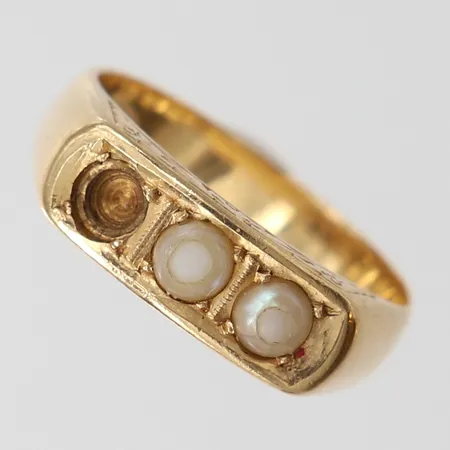 Ring med pärlor, stl 16¾, bredd ca3,5-5mm, en pärla saknas, 14K Vikt: 4,9 g