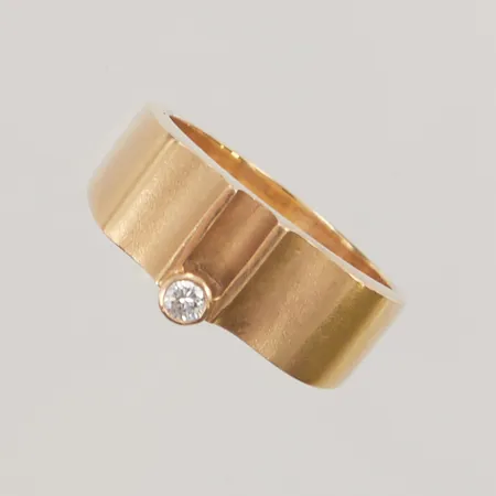 Ring med diamant 1 x ca. 0,07ct, Ø19, bredd: 4,8-9,5mm, 18K, 7,9g.