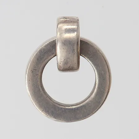 Hänge, Efva Attling, Amor Vincit Omnia, Ø12,5mm, Silver 925/1000. Vikt: 2,5 g