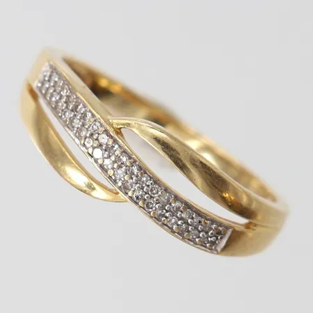 Ring med 8/8-sl diamanter totalt 0,11ctv enligt gravyr, stl: 18½, bredd 1,7-7mm, GHA, 18K. Vikt: 3,5 g