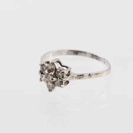 Ring vitguld med diamanter ca 1x0,07ct och ca 6x0,03ct , ojämn form, storlek 17 mm, bredd 1.4-8.9 mm, 14k. Vikt: 1,6 g