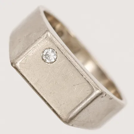 Klackring med diamant ca 0,04ct, stl 18¾, bredd 3-7,5mm, Stockholm,1974, otydlig tillverkarstämpel, slitage, 18K vitguld. Vikt: 8,8 g