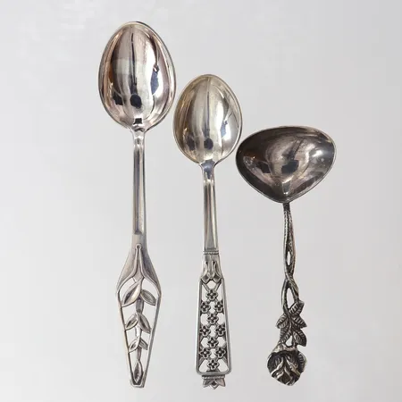 Tre udda skedar, längd 8,5-12cm, silver 830/1000. Vikt: 34,5 g