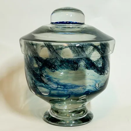 Skål med lock Pukeberg design Eva Englund, höjd 28cm inklusive lock, Ø21cm, vikt 4,3kg Vikt: 0 g Skickas med postpaket.