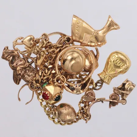 Ring med ljusblå sten, nagg, 18K, Armband, Pansar 18K, med berlocker i olika karathalter: stoppljus 18K, kaffekanna 9K, Tro/hopp/kärlek 18K, U 9K, Vespa 9K, Tekanna 14K (ögla 9K), Ängel 14K (ögla 9K), Pengapåse 21K (ögla 9K), Nefertiti 18K (ögla 9K), Hjärta 14K, Par i ring 9K, Snigel 9K, bruttovikt 30,4g