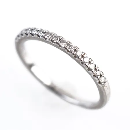 Ring m diamanter (halvallians), vitguld, stl 17½(54), bredd 2mm, 18k, gravyr Vikt: 2,5 g