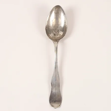 Matsked med fiolskaft, troligen Jonas Sundberg, Säter, (-1803-1828), stämplad 1792, längd 22cm, bruks- och åldersbetingat slitage, silver. Vikt: 35,6 g