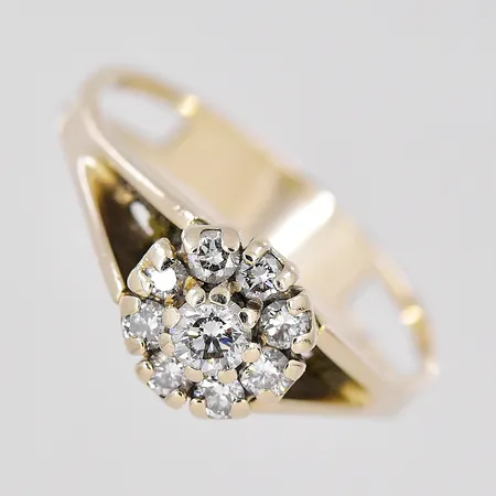 Ring, diamanter ca 0,28ctv, stl 18, ovandel Ø 7,6mm, vitguld bör omrodieras, 14K Vikt: 3,1 g