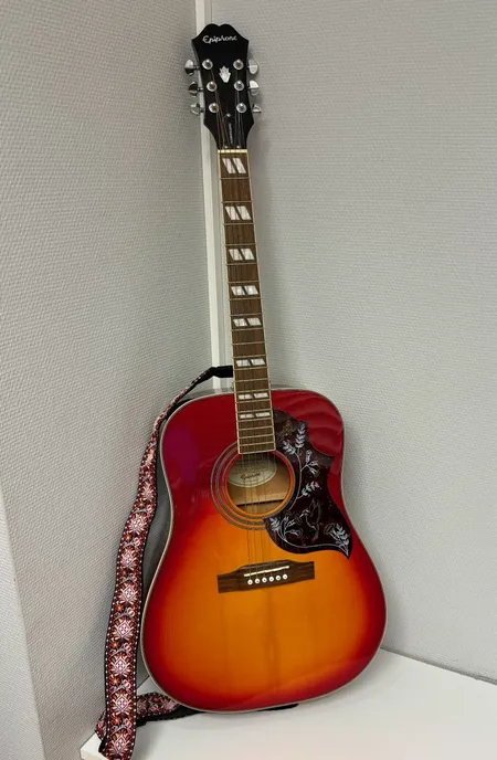 Akustisk gitarr, Epiphone Hummingbird, nr. 0904230297, made in Indonesia, hårt fodral Vikt: 0 g Skickas med postpaket.