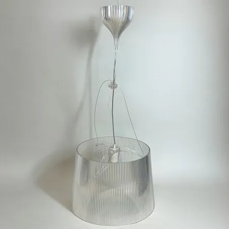 Lampa Kartell Gè Pendel, designer Ferruccio Laviani, hårdplast höjd 26cm, Ø31cm, klar transparent, sladd ca 95cm, ej funktionstestad Skickas med postpaket.