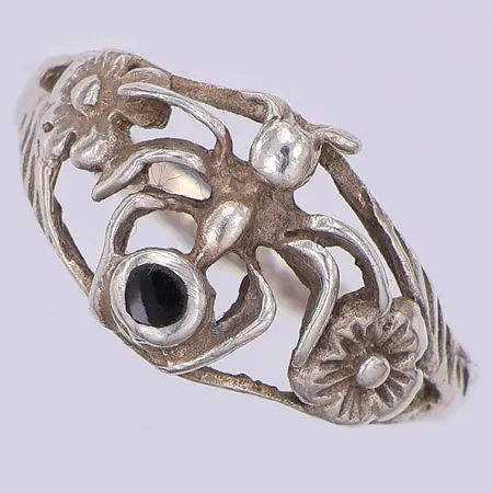 Ring, spindel svart sten, stl 18, lite skev, otydlig stämpel, 925/1000 silver Vikt: 2,6 g