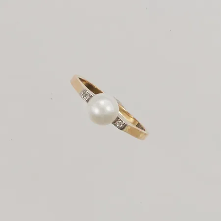 Ring, pärla samt diamanter 2 x ca. 0,01ct, Ø18¾, bredd: 1,7-6,8mm, 18K, 3,2g.