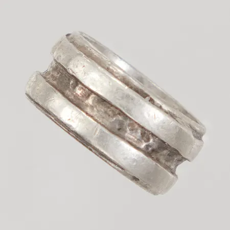 Ring, stl ca 17¾, bredd 10,4mm, repor, Silver 925/1000 Vikt: 11,2 g