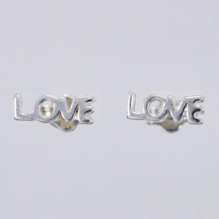Ett par örhängen med texten LOVE, längd: ca 9mm, bredd: ca 3mm, GHA, 925/1000 Silver Vikt: 0,6 g