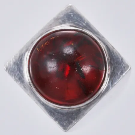 Ring med röd sten, stl: 18, bredd: ca 4-17mm, stämplad, EF., 925/1000, silver Vikt: 15,4 g