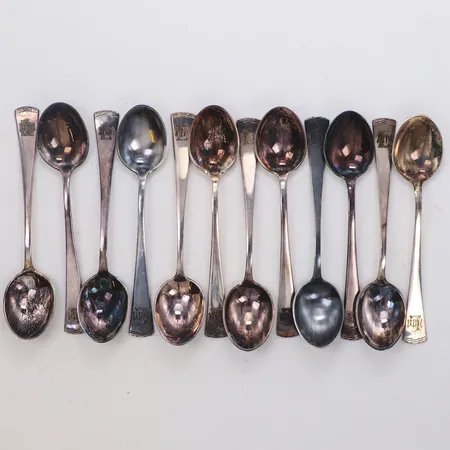 12 kaffeskedar, längd 11cm, gravyr, oxiderade, 830/1000 silver Vikt: 154 g