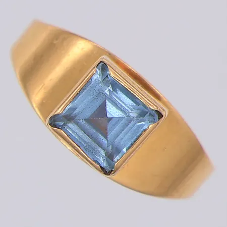 Ring, syntetisk spinell, stl 16½, Waldemar år 1966, 18K Vikt: 3 g