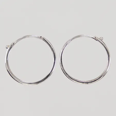 Ett par örhängen, creoler, Ø15,2mm, bredd 3mm, smärre ojämnheter, GHA, vitguld 18K, Vikt: 0,8 g