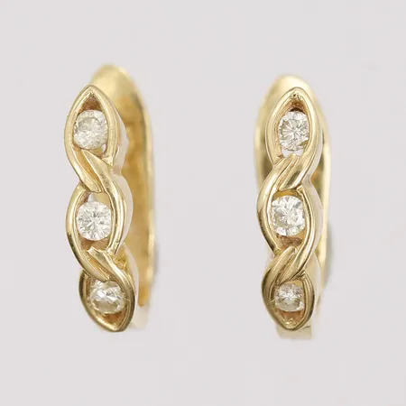 Ett par örhängen med diamanter 6x ca 0,04ct, två indikerar på syntetiska, längd 15mm, bredd 3mm, 18K Vikt: 3,8 g