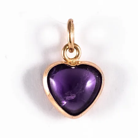 Hänge i 18K guld. Hjärtformad lila sten (februari månadssten). Det är 10 mm brett,  16 mm långt inkl. ögla och väger 0,8g. 