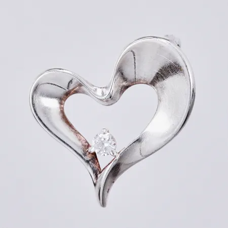 Hänge med vit sten, längd ca 22mm, 925/1000 silver Vikt: 2,5 g