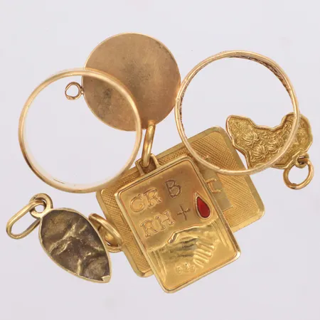 Diverse smycken, gravyr, defekt, 18K Vikt: 22 g