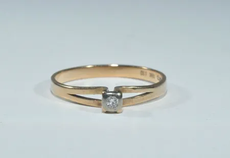 Diamantring 18k 1x0,04ct 1,6gr Ø16,80mm ref:L11141:9/2002 Vikt: 1,6 g