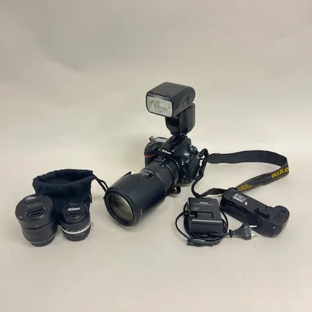 Kamerahus Nikon D800, snr 6028733, axelrem, saknar linsskydd, slitage, två batteri, batteriladdare, motsolsskydd, Nikon Multipower Batterypack MB-D12, snr 2048603, Objektiv Nikon Nikkor 28mm, 1:28, snr 906934, Objektiv Nikon DX Nikkor 35mm 1:1.8G, snr 3590600, Objektiv Tamron 70-200mm 1:2.8, snr 043193, saknar linsskydd, slitage,  Kamerablixt Nikon Speedlight SB-910, snr 2470504, slitage. Skickas med postpaket.