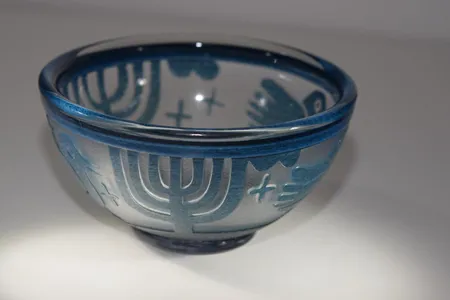 skål av B Vallien Atelie 266/2 Kosta Boda Diam 17,5 cm Höjd 10,5 cm Vikt: 0 g Skickas med postpaket.