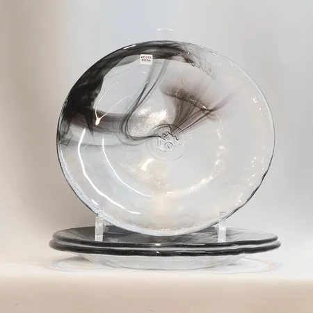 Tre Assietter "Mine" Ulrica Hydman-Vallien för Kosta Boda, Ø19cm, repor  Skickas med paket.