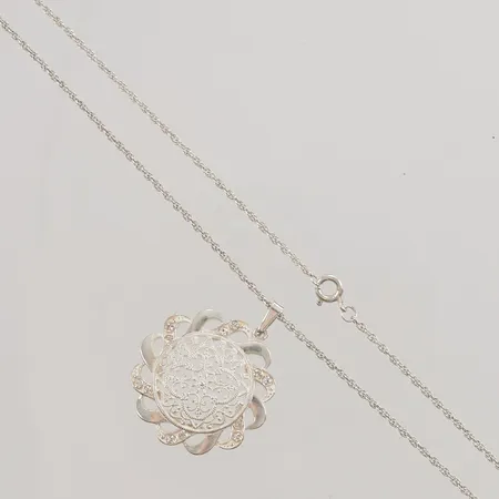 Kedja med hänge, 71cm, bredd: 1,7mm, hängets mått: 38x30mm, 835/1000 silver, 9,8g.