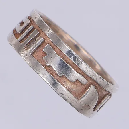 Ring, mönstrad, stl 19½, 925/1000 silver Vikt: 5,8 g