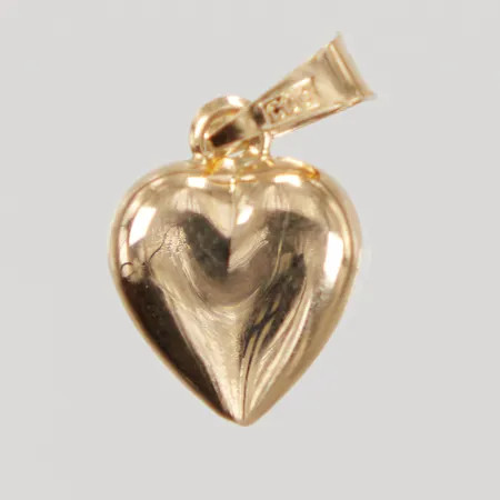 Hänge, hjärta, längd inklusive ögla 16,7mm, bredd 9,3mm, mönsterdekor, Guld Carlsén, 18K, Vikt: 0,6 g
