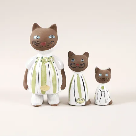 Tre figuriner katter, Kurt Nilsson, Deco, höjd ca 6-14cm, stengods, ojämn glasyr.  Skickas med paket.