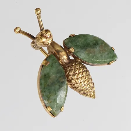 Brosch med gröna stenar, 26x24mm, 12K. Vikt: 3 g