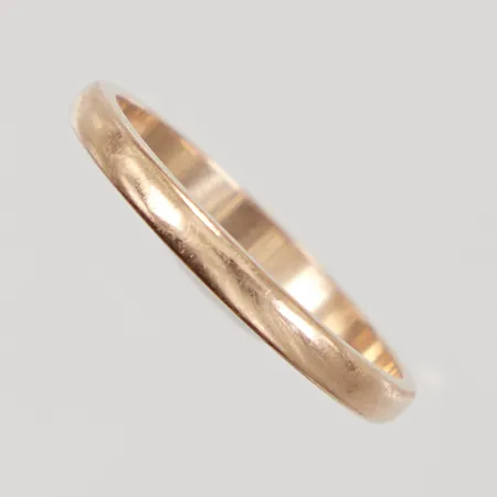 Ring, stl 19, bredd 2,4mm, ograverad, 18K Vikt: 2,8 g