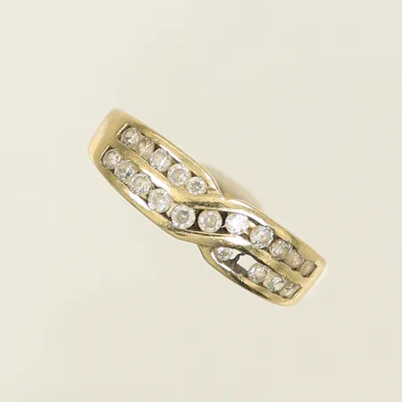 Ring med vita stenar, stl 17½, bredd 2,5-5,5mm, sten saknas, 8K Vikt: 2,4 g