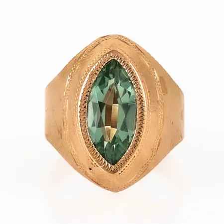 Ring i 18K guld med en härligt ljusgrön sten. Den är 4,5 - 20,7 mm bred, är i storlek 17¼ och väger 5,1g. Svensk importstämpel & K18.