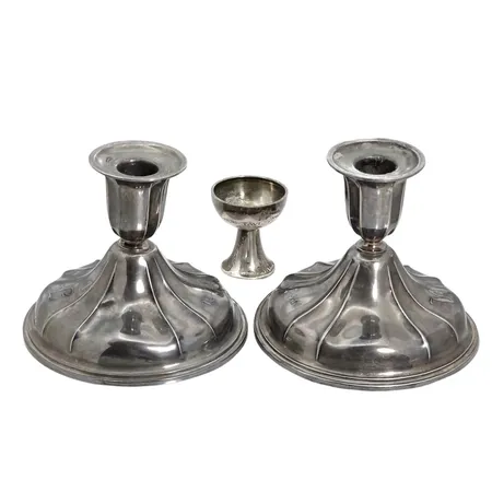 Diverse silverföremål, 3 delar, bl.a. ljusstakar ett par, merparten av fyllning borttagen, bruksmärken, gravyr Vikt: 213 g