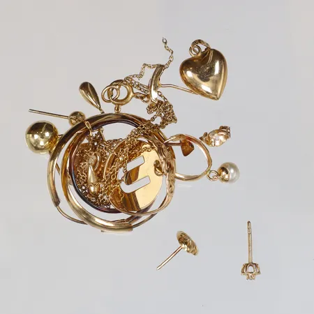 Diverse guld, med camé och pärla, defekt 18K Vikt: 9,3 g