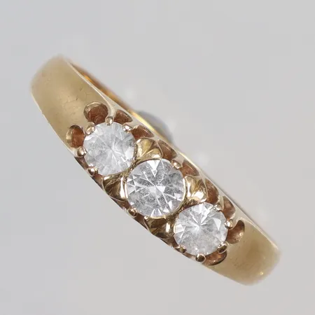 Ring med slipade vita stenar stl 21 bredd 3-5mm, gravyr, 18K Vikt: 5,5 g