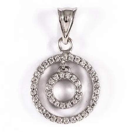 Hänge i vitt guld 8K med vita stenar. Det är 20,5 mm långt inkl. ögla och väger 1,0g. Stämplat 333.