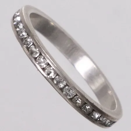 Ring, helallians, vita stenar, stl 18¼, bredd 2,5mm, 925/1000 silver Vikt: 1,8 g
