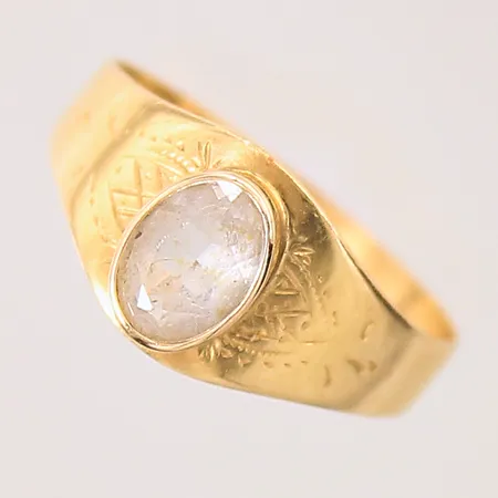 Ring med vit sten samt dekor, stl: 16½, bredd: 2,6mm, 18K Vikt: 2,4 g