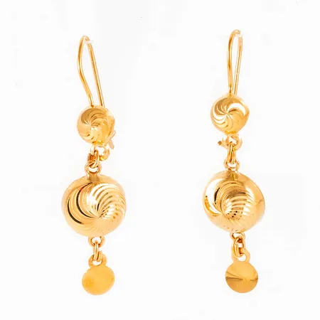 Hängande krokörhängen i 21K guld. Fasetterade kupoler Ø 6 - 10 mm. De är 43 mm långa och väger 2,6g.