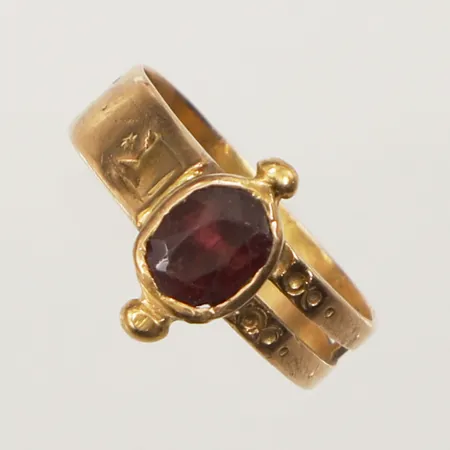 Ring med sten, defekt, stenar saknas, kraftigt repig, ostämplad, 18K Vikt: 2,2 g