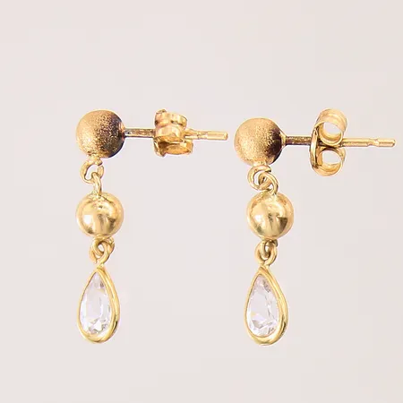 Ett par örhängen med vita stenar, delvis matterade, längd: 15mm, bredd: 3,9-3mm, 18K Vikt: 1,1 g