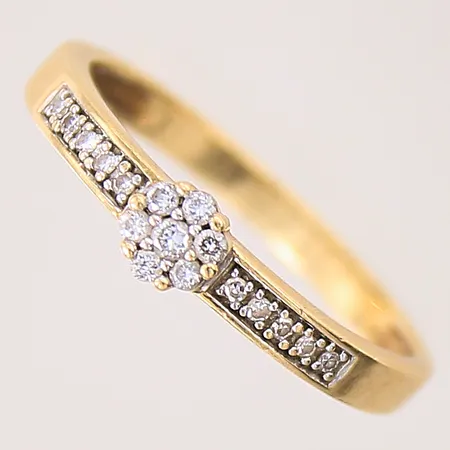 Ring med diamanter 1xca 0,02ct, 6xca 0,01ct, 10xca 0,001ct, stl: 19¼, bredd: 2,5mm, GHA, 18K Vikt: 2,9 g